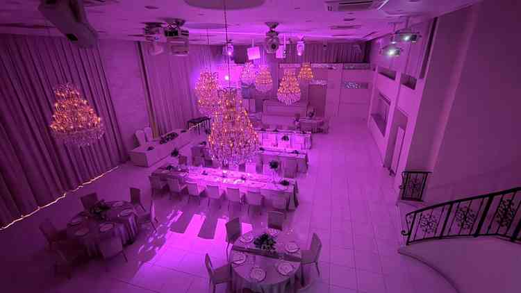 披露宴会場で照明演出を見せてもらったときの写真