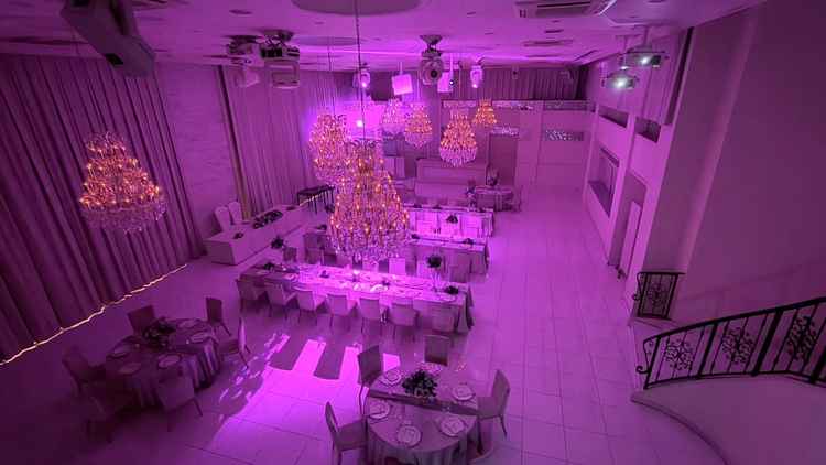 披露宴会場で照明演出を見せてもらったときの写真