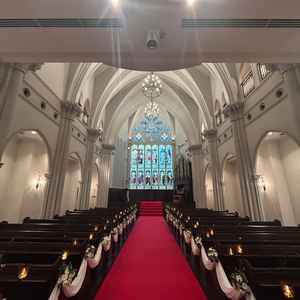 赤いバージンロードが印象的なチャペル