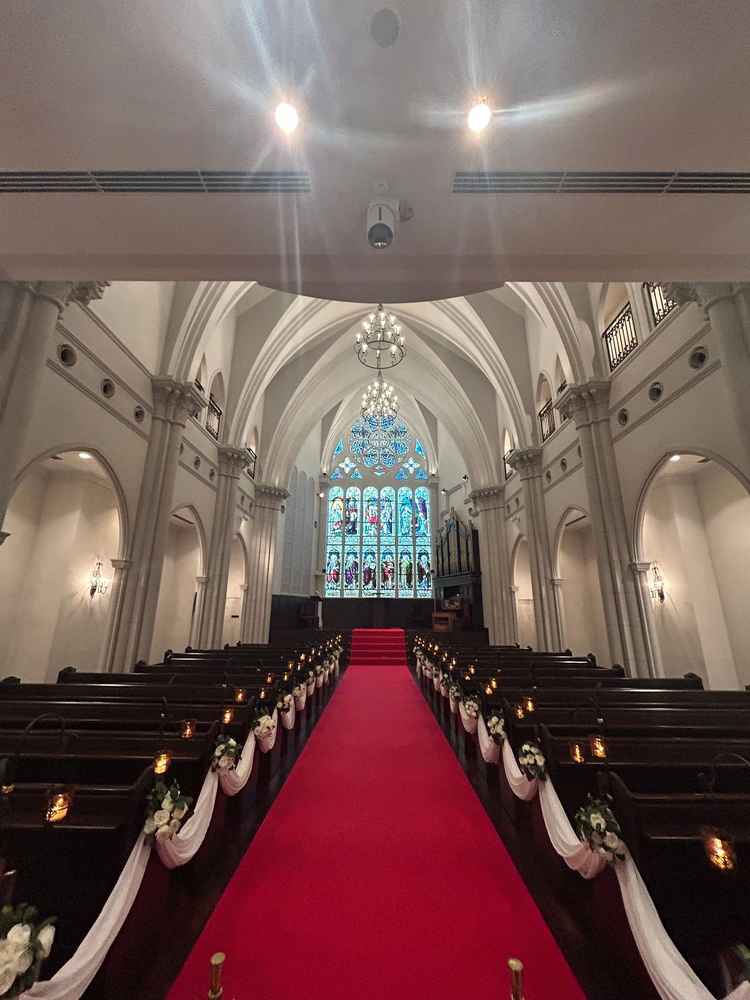 赤いバージンロードが印象的なチャペル