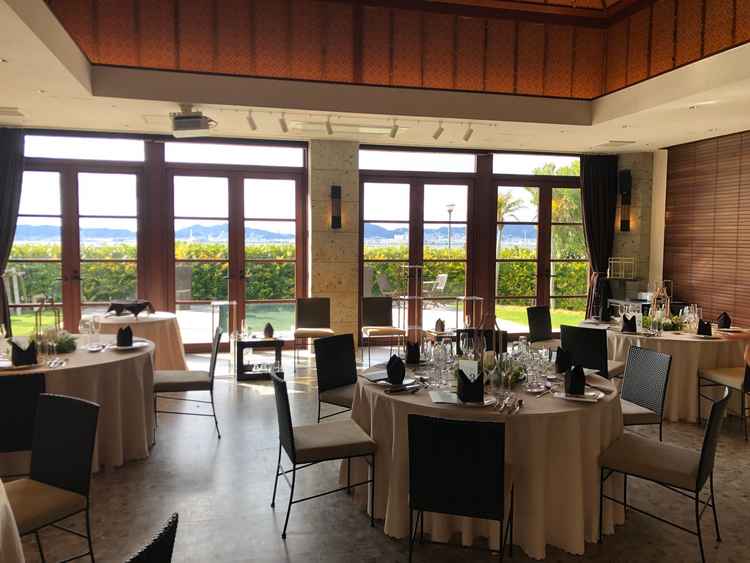 披露宴会場villa de BIRTHの会場内。天井が高くなっていて開放感があった。