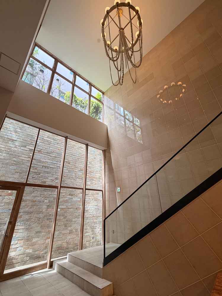 天井が高く吹き抜けになっているチャペルの外の空間。