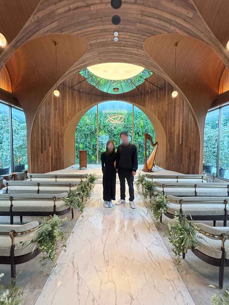 4面開放感のあるチャペルだった。