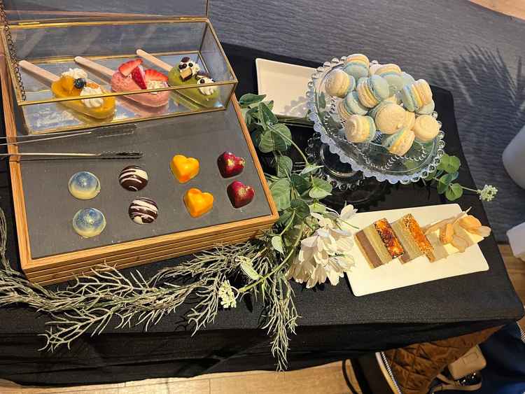 ブュッフェスタイルのケーキ全部美味しかった