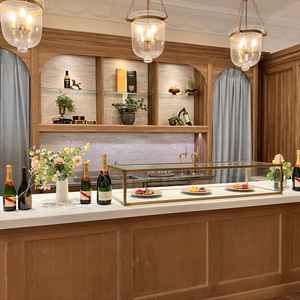 披露宴会場に隣接する、館内ガーデン。天候が不安定でも、館内で同様のおもてなしができることが素敵です。