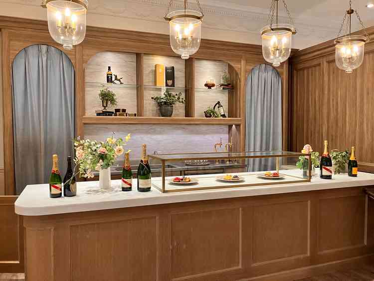 披露宴会場に隣接する、館内ガーデン。天候が不安定でも、館内で同様のおもてなしができることが素敵です。