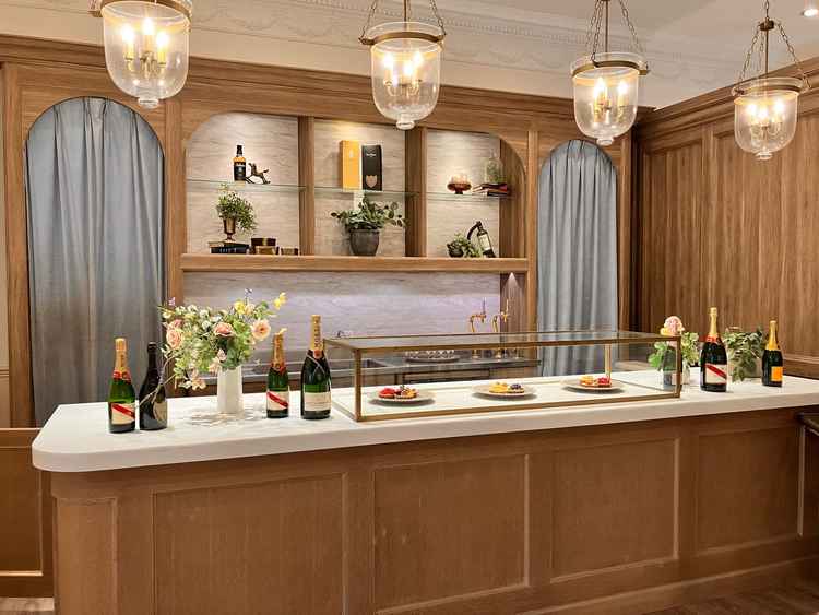 披露宴会場に隣接する、館内ガーデン。天候が不安定でも、館内で同様のおもてなしができることが素敵です。