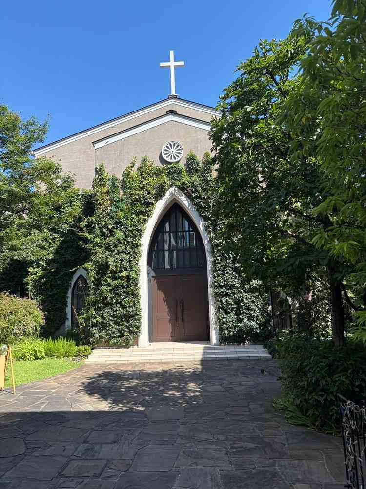 グリーンに覆われたチャペルの外観。