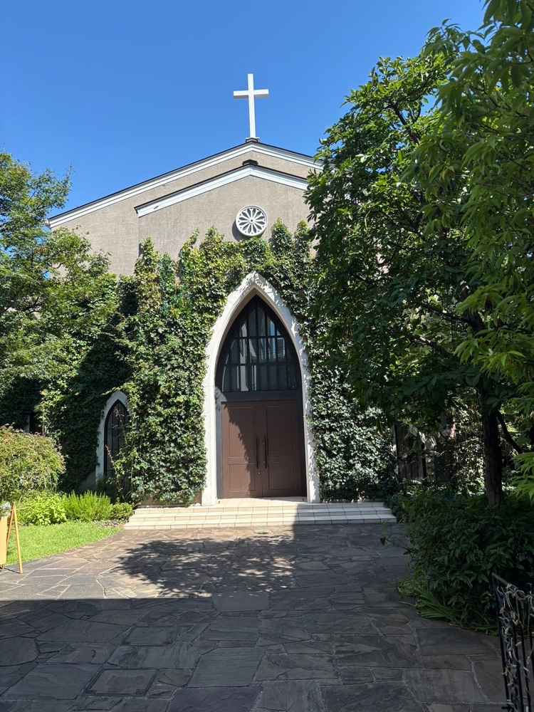 グリーンに覆われたチャペルの外観。