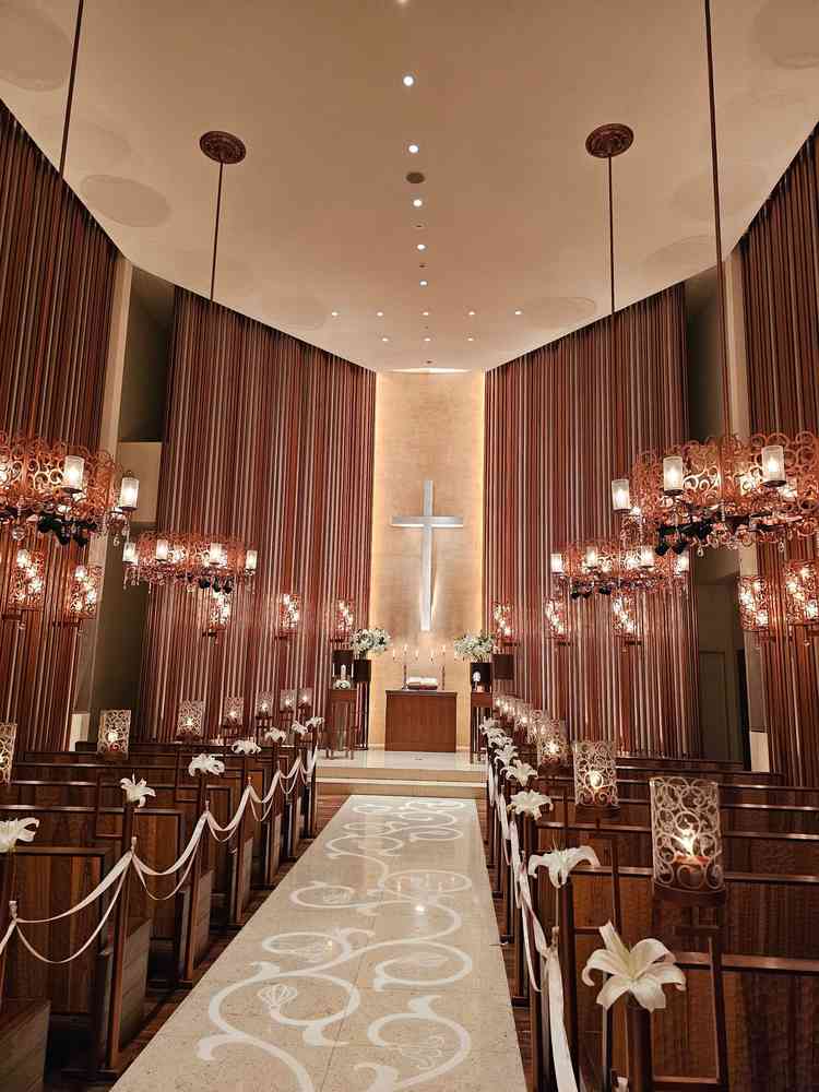 たくさんのキャンドル、おしゃれな照明のある挙式場。百合の花は毎日変えているとのこと。