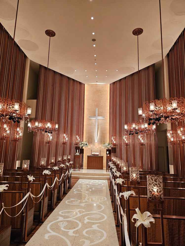 たくさんのキャンドル、おしゃれな照明のある挙式場。百合の花は毎日変えているとのこと。