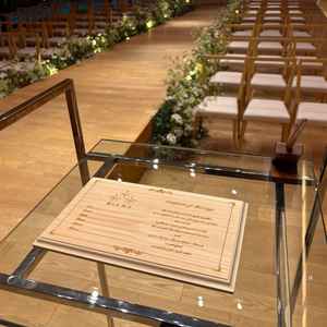 木で作られた結婚証明書。雰囲気が統一されているのが素敵だと思いました。