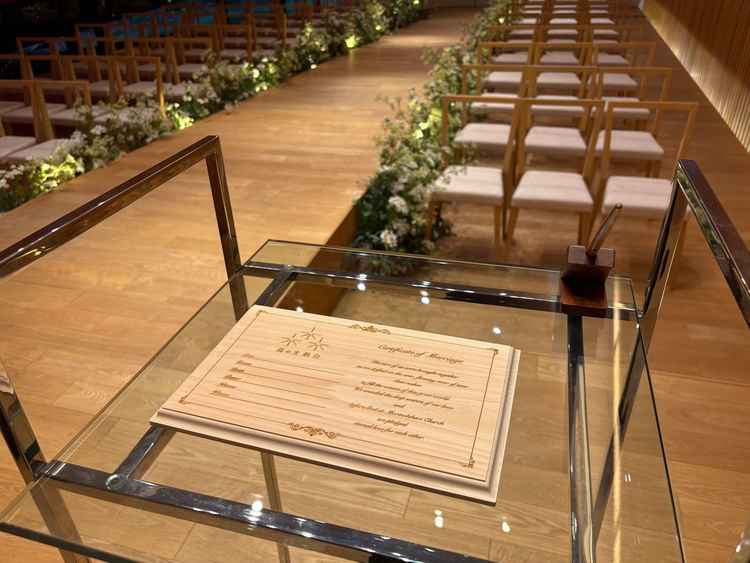 木で作られた結婚証明書。雰囲気が統一されているのが素敵だと思いました。