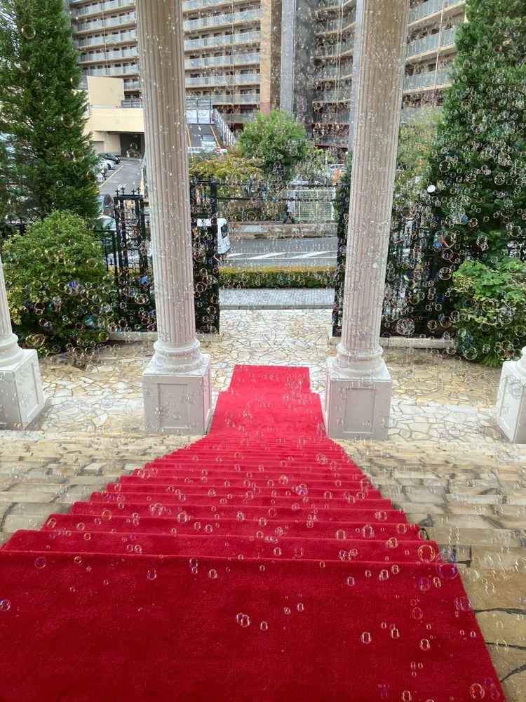 白い方のチャペルを出ると大階段を降りられるそうです。