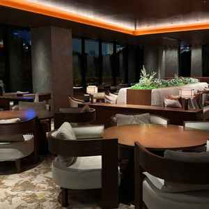 待合いスペースの雰囲気。ホテルということもあり、ゴージャスでゆったりとした空間。