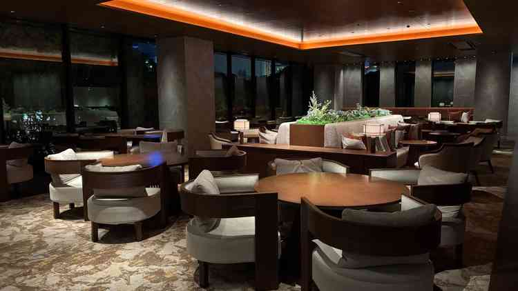 待合いスペースの雰囲気。ホテルということもあり、ゴージャスでゆったりとした空間。