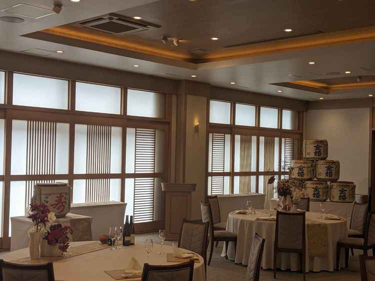 披露宴会場(彩の間)。鏡開きができるのは神前式ならではで良いなと感じた。