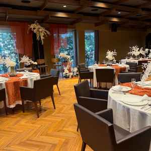 深みがある披露宴会場の写真。何通りもの中から自分たちで選んで会場を作れるそうで魅力的だった。