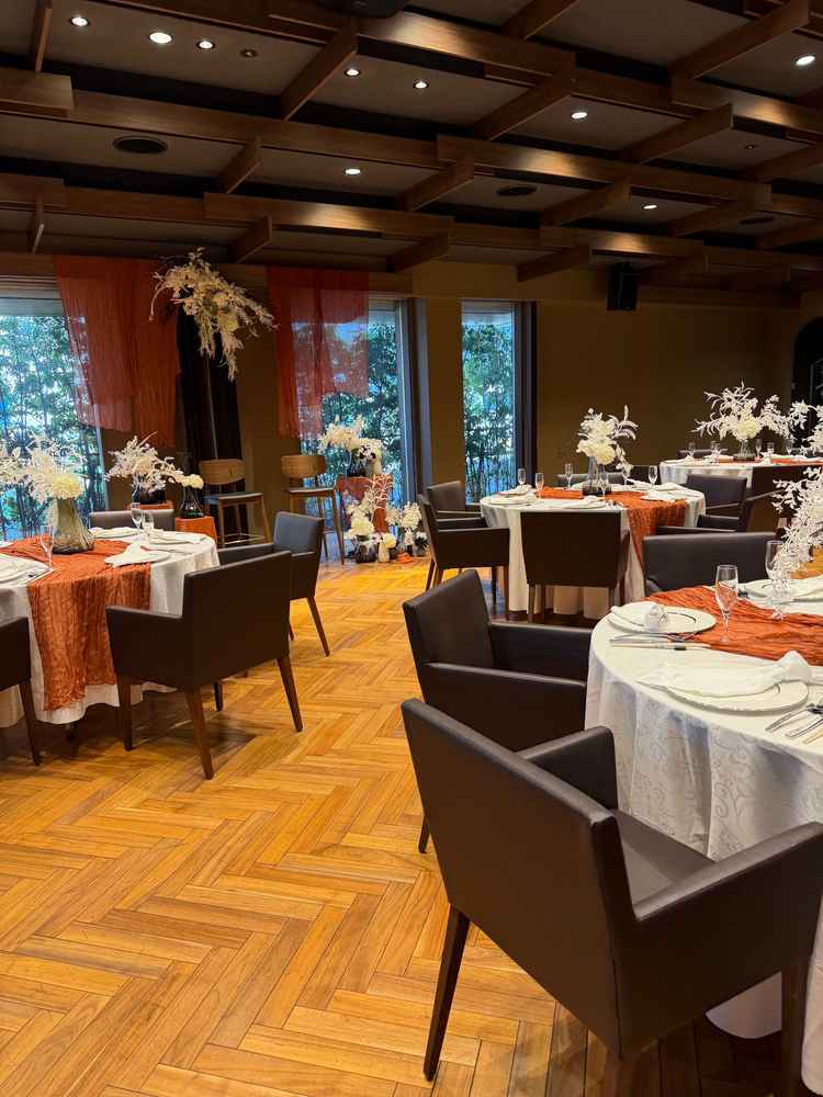 深みがある披露宴会場の写真。何通りもの中から自分たちで選んで会場を作れるそうで魅力的だった。