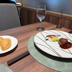 コースのメインとなるステーキの写真です。お皿がおしゃれでした。