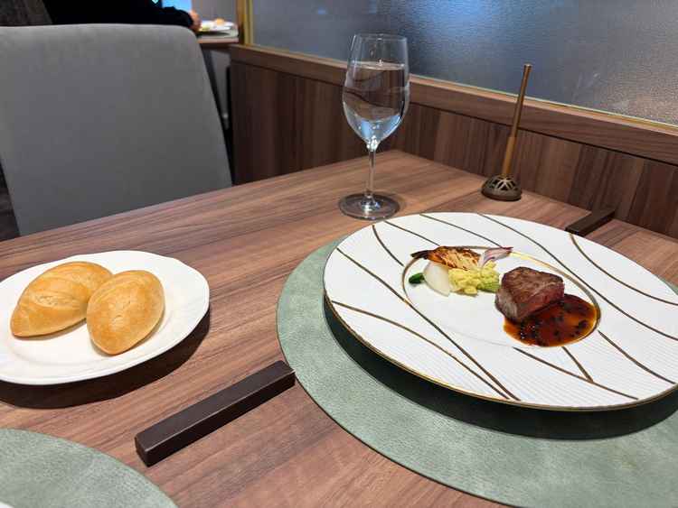 コースのメインとなるステーキの写真です。お皿がおしゃれでした。