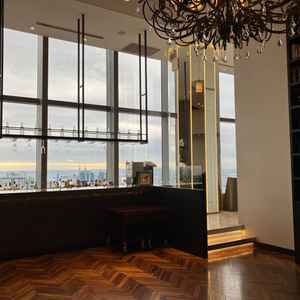 当日のゲストの待合室。窓が大きくどこに座っても眺めが良かったです。バーカウンターもシックで素敵でした