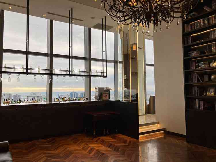 当日のゲストの待合室。窓が大きくどこに座っても眺めが良かったです。バーカウンターもシックで素敵でした