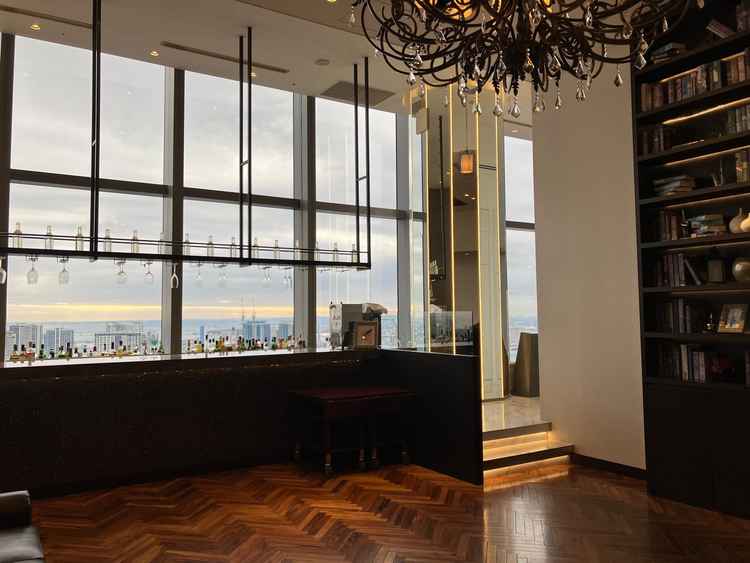 当日のゲストの待合室。窓が大きくどこに座っても眺めが良かったです。バーカウンターもシックで素敵でした