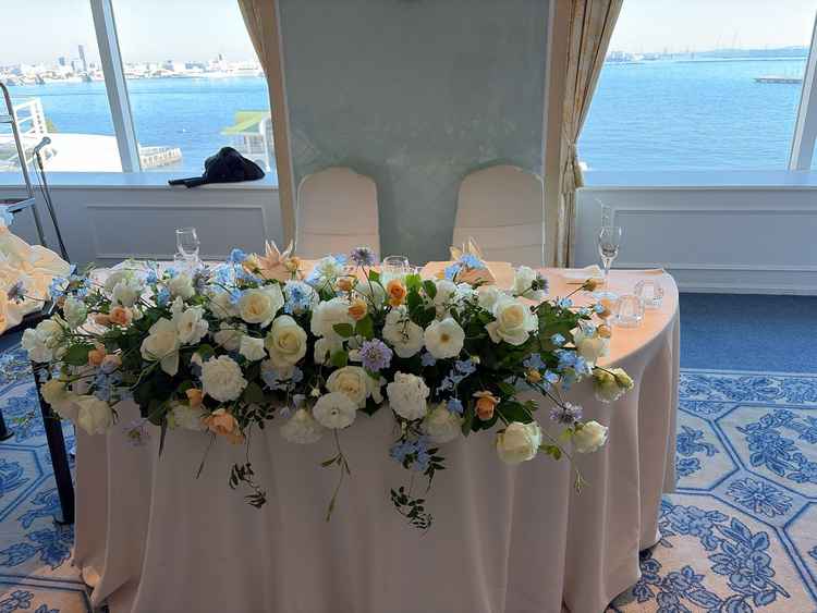 生花が綺麗に飾られていて高級感もありました