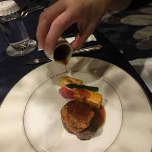 真ん中のコースメイン、牛フィレのロッシーニ。臭みがなくて、美味しかったです。