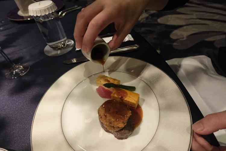 真ん中のコースメイン、牛フィレのロッシーニ。臭みがなくて、美味しかったです。