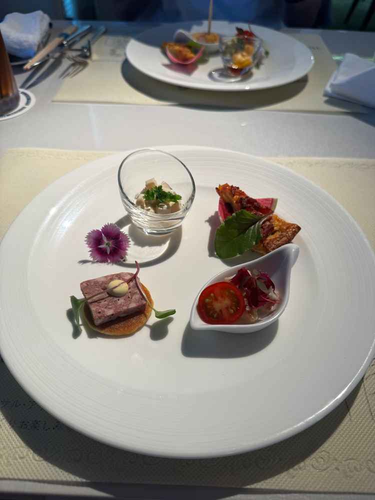 料理のクオリティが高く、味はもちろん盛り付けも素敵でした。