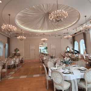 ラブリーな雰囲気の披露宴会場。