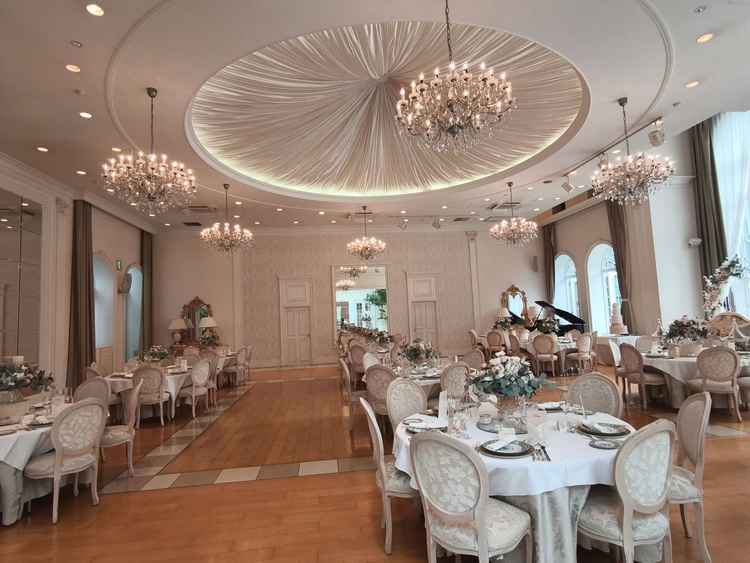 ラブリーな雰囲気の披露宴会場。