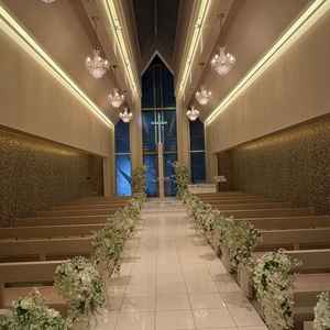 天井が高く、開放感のあるチャペル。スワロフスキーでできた十字架が輝いていた。