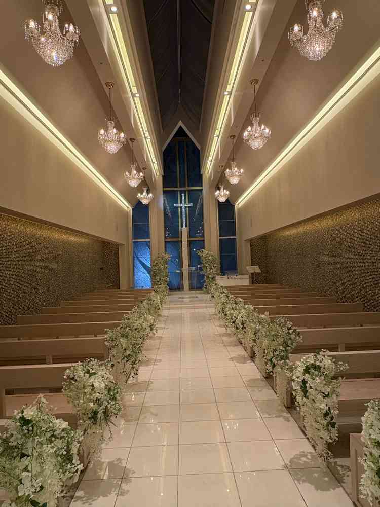 天井が高く、開放感のあるチャペル。スワロフスキーでできた十字架が輝いていた。