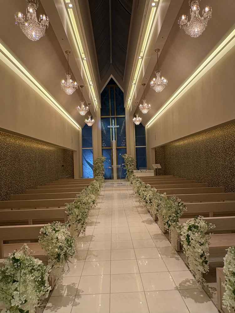 天井が高く、開放感のあるチャペル。スワロフスキーでできた十字架が輝いていた。