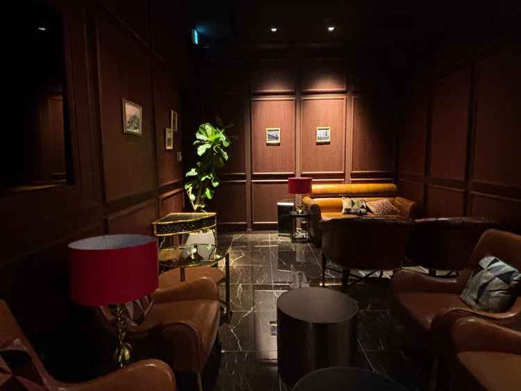 落ち着いた大人の雰囲気のラウンジ。高級感のある空間でした。