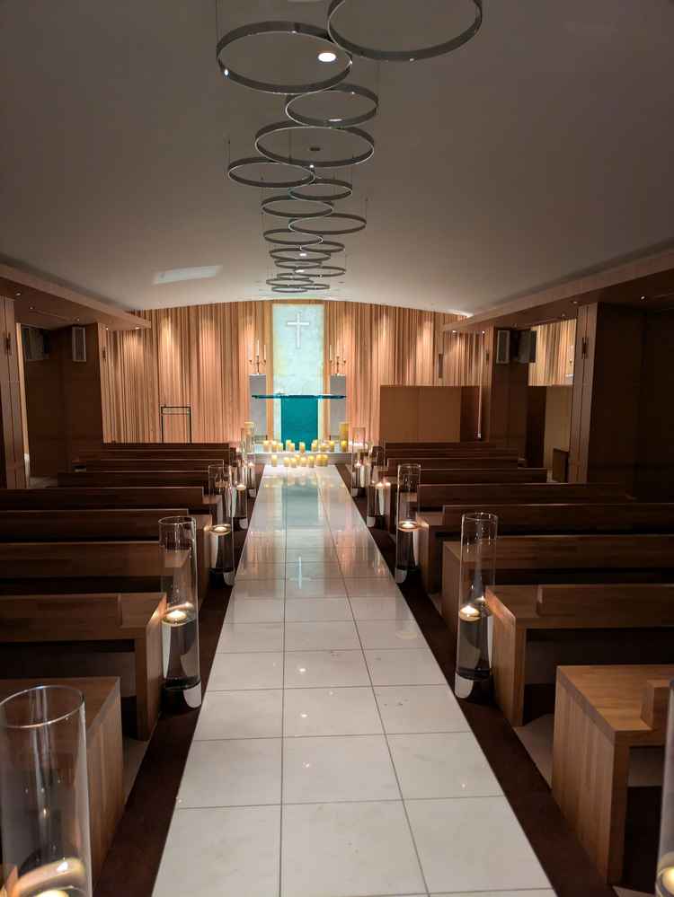 チャペルの写真。ろうそくの灯りが幻想的でした。椅子の数を調整できるとのこと。