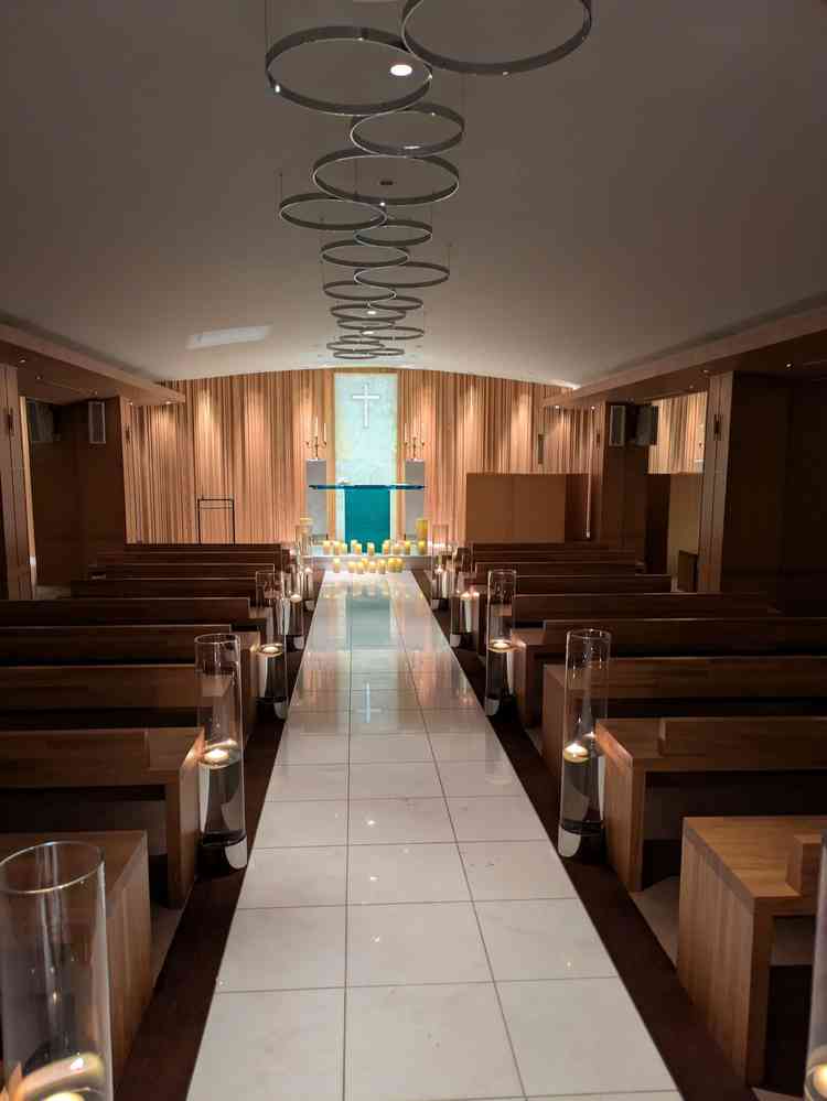 チャペルの写真。ろうそくの灯りが幻想的でした。椅子の数を調整できるとのこと。