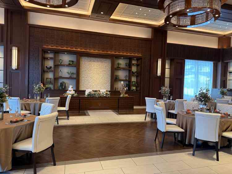 茶色の披露宴会場はクラシックで落ち着いた素敵な雰囲気でした。