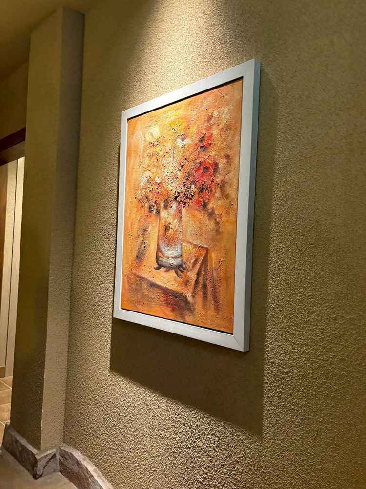 挙式会場から披露宴会場に向かう動線上の写真で、一貫した英国のイメージ感を損なわない壁紙と絵画が印象的