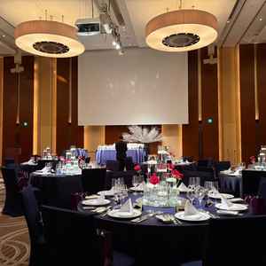 大きい披露宴会場です。お花、キャンドル、テーブルクロスの色などカスタムできるとのことです。