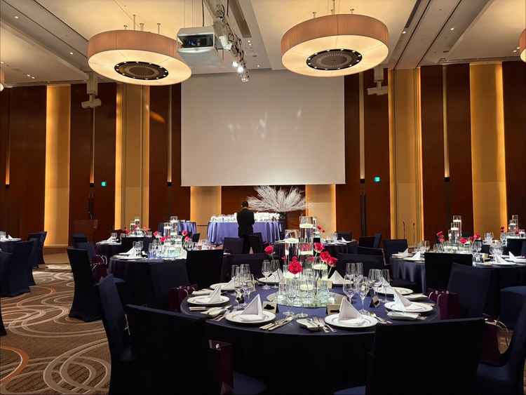 大きい披露宴会場です。お花、キャンドル、テーブルクロスの色などカスタムできるとのことです。