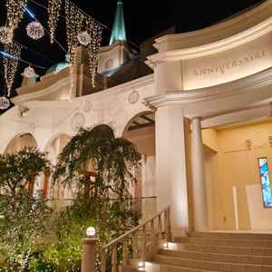 夜はライトアップが綺麗でした。夕方以降の挙式でも素敵だと思います。