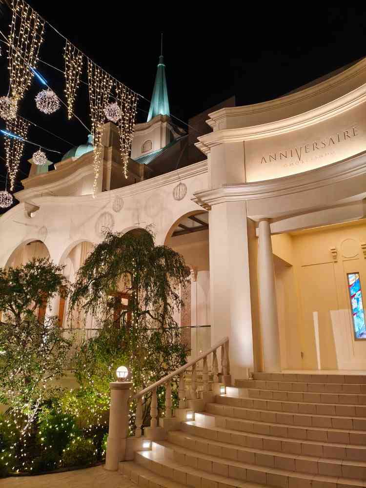 夜はライトアップが綺麗でした。夕方以降の挙式でも素敵だと思います。