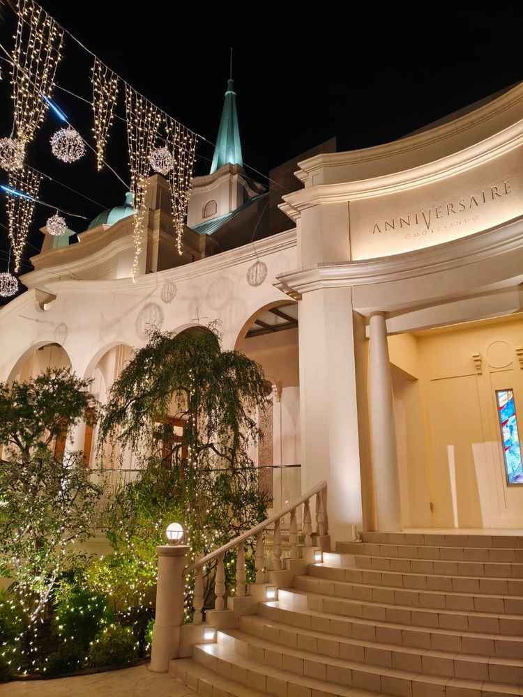 夜はライトアップが綺麗でした。夕方以降の挙式でも素敵だと思います。