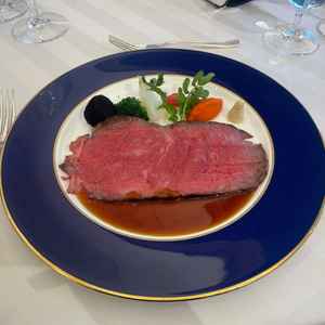 試食でいただいたローストビーフ。有名なスーパーメロンショートケーキも一緒に頂けて満足度が高かった。