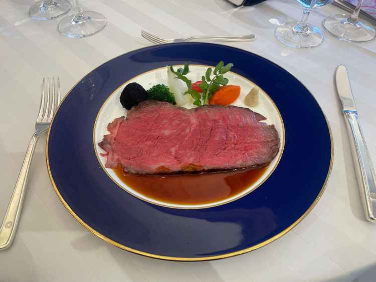 試食でいただいたローストビーフ。有名なスーパーメロンショートケーキも一緒に頂けて満足度が高かった。