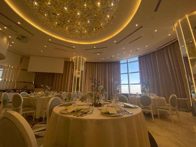 披露宴会場。オープニングムービーと共にカーテンが開き、ゲストと景色の初対面。